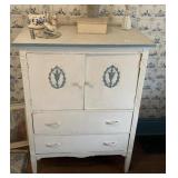 VINTAGE DRESSER WITH 3 DRAWERS IN CABINET,