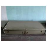 42X18X6 LOCKING METAL CASE WITH KEY