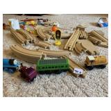 LAYOUT WOOD TRACK AND THOMAS TRAIN