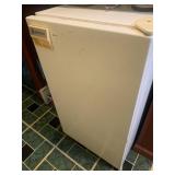 ABSOCOLD SMALL REFRIGERATOR 32.5" X 18.5" X 18"