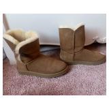 UGGS BOOTS SZ. 8 WORN LIGHT WEAR