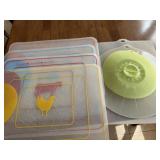 4 FOOD CODED CUTTING MATS AND 3 SILICONE LIDS