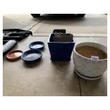 2 GLAZED PLANTERS AND 3 ADDITIONAL LINERS