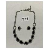 MULTI STRAND FINE CHAIN NECKLACE WITH OVAL BLACK