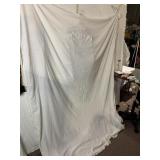 WHITE EMBROIDERED BEDSPEAD WITH FRINGE SIDES FULL