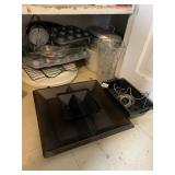 TUPPERWARE VEGGIE TRAY WITH LID AND CHIP N DIP,