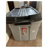 37-GAL ROUGH NECK TOTE WITH FABRIC AND RAGS