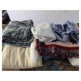 QUILT LOOK TAPESTRY THROW, FLEECE THROW, BLUE