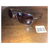 OAKLEY SUNGLASSES SMALL CRACK