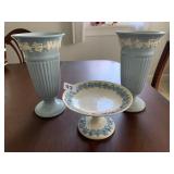WEDGWOOD PEDESTAL BOWL, VASES 1 HAS DAMAGE