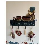 COAT HOLDER W/ BEAR CONDUCTOR