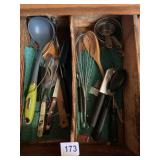 VARIOUS KITCHEN UTENSILS