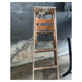 WOOD STEP LADDER