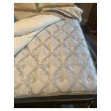 CLEAN QUEEN SIZE MATTRESS AND BOX SPRING