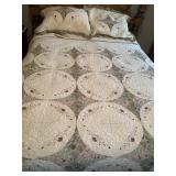 QUEEN SIZE COMFORTER W/ PILLOW COVERS