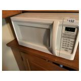 HAMILTON BEACH MICROWAVE, IN GOOD CONDITION