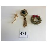 PINS WREATH GOLD TONE FLOWER AND GOLD TONE WITH