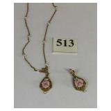 GOLD TONE CHAIN NECKLACE WITH CERAMIC ROSE