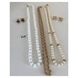 MONET WHITE BEADED NECKLACE WITH GOLD RINGS GREEN