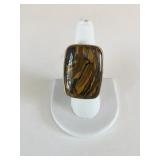 GOLD TONE RING WITH LARGE BROWN MOTTLED STONE