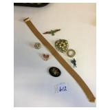 GOLD TONE MESH BAND PINS HEART MISSING CENTER