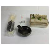CERAMIC TRINKET BOX WITH ROSES HAIRBRUSH IN