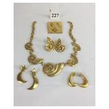 GOLD TONE METAL NECKLACE AND EARRING SET EARRINGS