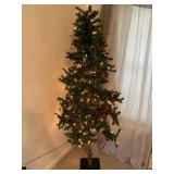 PRE-LITE CHRISTMAS TREE WITH ARTIFICIAL RED BERRY