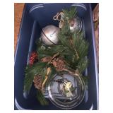 TOTE WITH XL DECORATIVE BELLS AND GARLAND