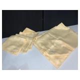 TABLECLOTH AND FOUR CLOTH NAPKINS