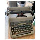 VINTAGE MANUAL TYPEWRITER