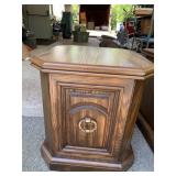 ENDSTAND1 DOOR FRONT 20" H X 18" W X 18" D