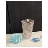 VASE AND GLASS WHILE AND BLUE/WHITE FISH