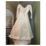 BEAUTIFUL WEDDING DRESS DOES HAVE BEAUTIFUL BEADS.