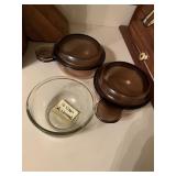 10 CLEAR PYREX AND 2 COVERED SOUP BOWLS