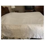 QUEEN SZ. COMFORTER/SPREAD VERY ATTRACTIVE