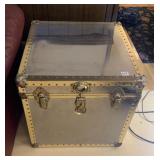 MIRROR FINISH TRUNK STYLE END TABLE 22" SQUARE