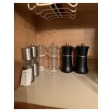 SALT/PEPPER SHAKERS