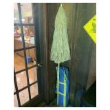 STRAW PATIO UMBRELLA AND BADMINTON SET