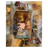 CRAFTING BEADS AND BEADS IN CONTAINER