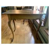 TURNED LEG PARLOR TABLE, 28X32X21