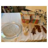 WIRE BASKETS, GLASS PLATE, ETC.