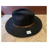 OUTBACK TRADING CO BLACK FELT HAT WITH BAND