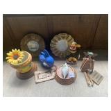 ROUND GOLD PICTURE FRAMES, BEE FIGURE, JOINTED