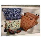 4 MATCHED CUSHIONS AND 2 PILLOWS