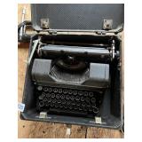 UNDERWOOD TYPEWRITER IN CASE