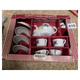 PUPPEN PORZELLAN GERMAN CHILDS TEA SET UNUSED