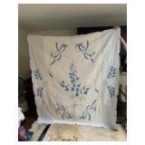 APLIQUE QUILT BLUE/WHITE 80" X 88"