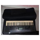 YAMAHA KEYBOARD PSR320 WITH CASE RUNS OFF