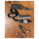 BASKET WITH GRAPE DESIGN KITCHEN AID SHEERS